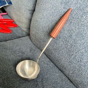 VINTAGE ANDROCK STAINLESS LADLE POUR SPOUT USA RED BAKELITE BULLET HANDLE 10.25"
